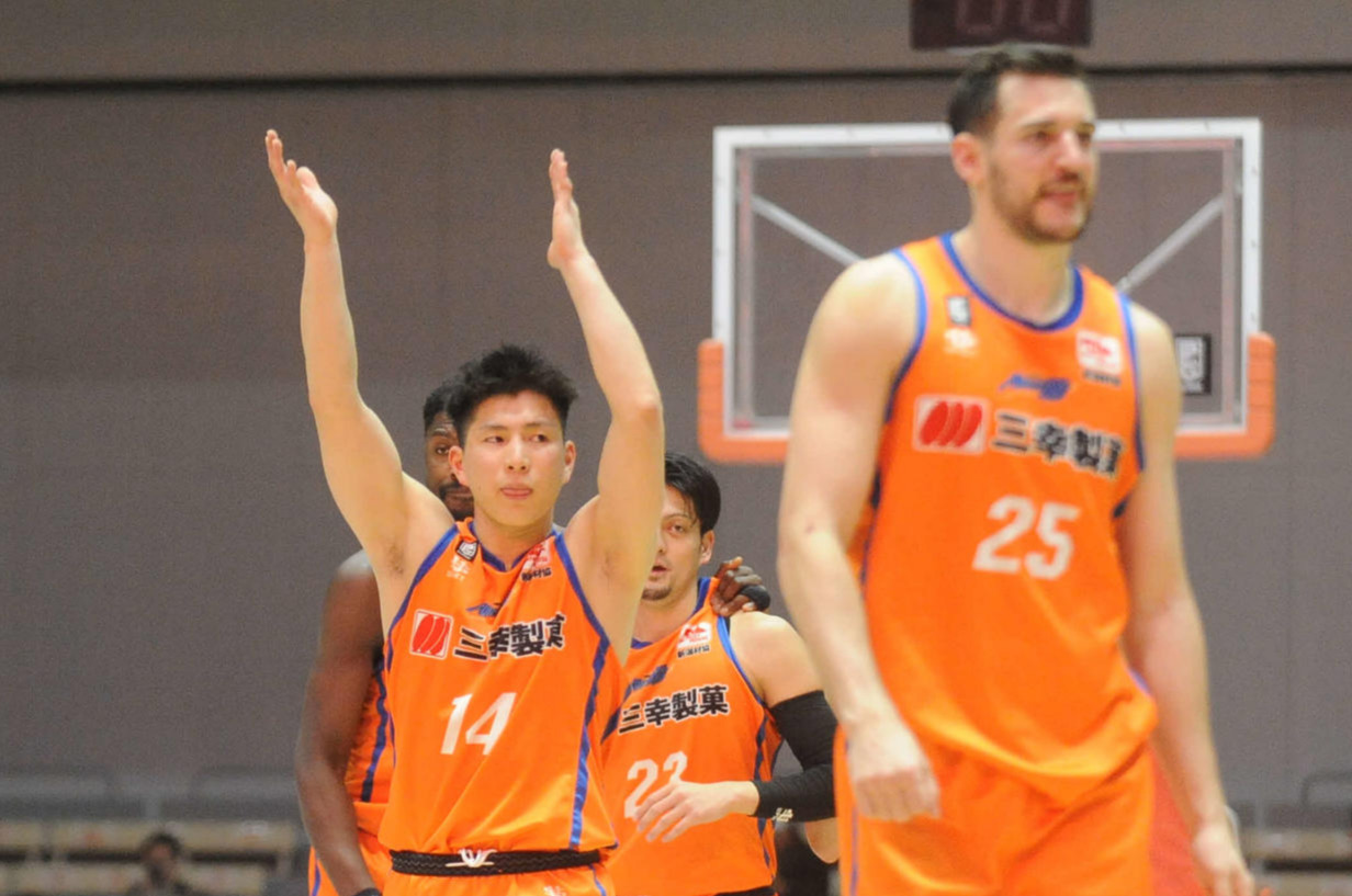 試合後、スタンドの拍手に手をあげて応える木村（14番）