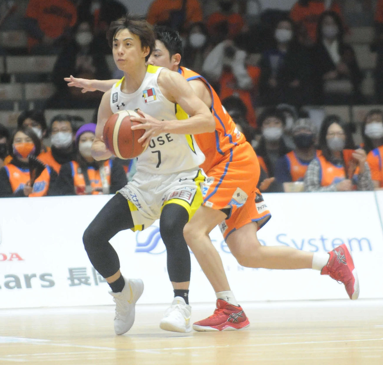 古巣・新潟を相手にプレーする群馬・五十嵐