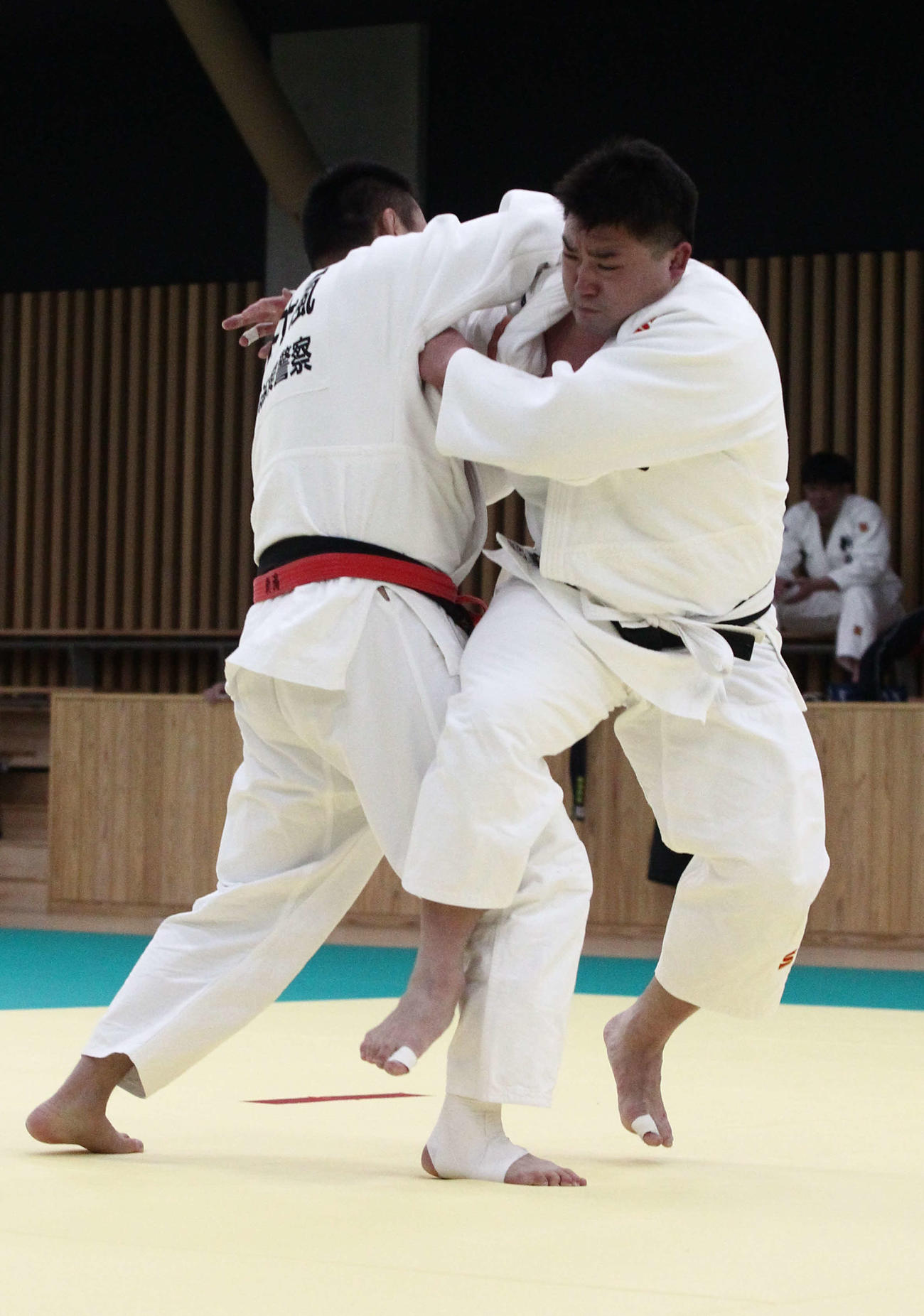 決勝で技を仕掛ける星野（右）