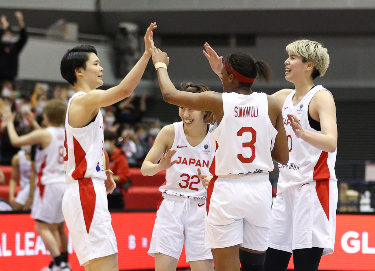 バスケットボール女子W杯予選、カナダに勝利し、喜ぶ渡嘉敷来夢（右端）ら日本代表の選手たち（代表撮影）