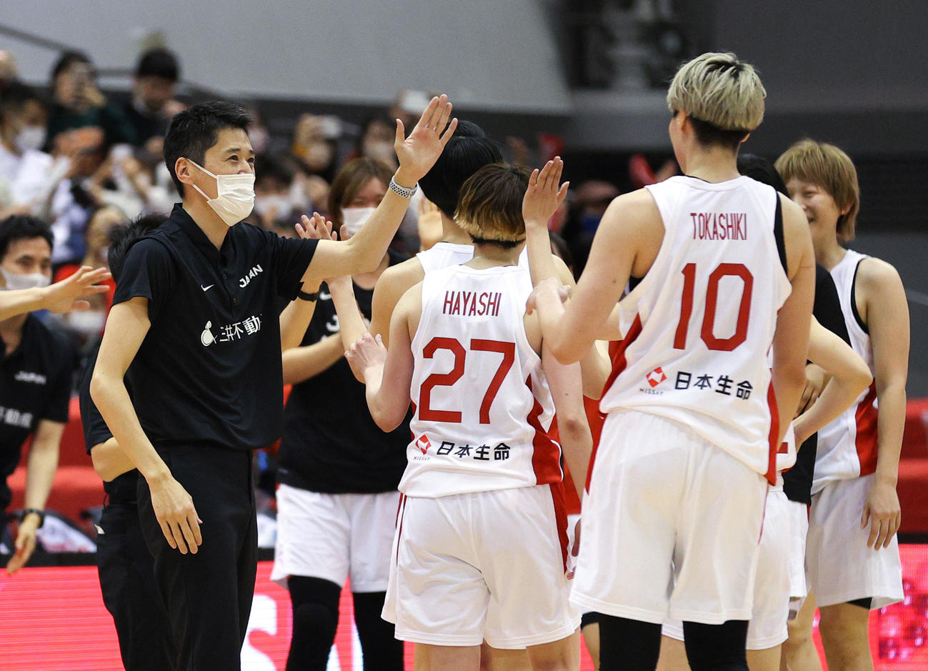 カナダに勝利し、選手を迎える恩塚亨監督（左）（代表撮影）