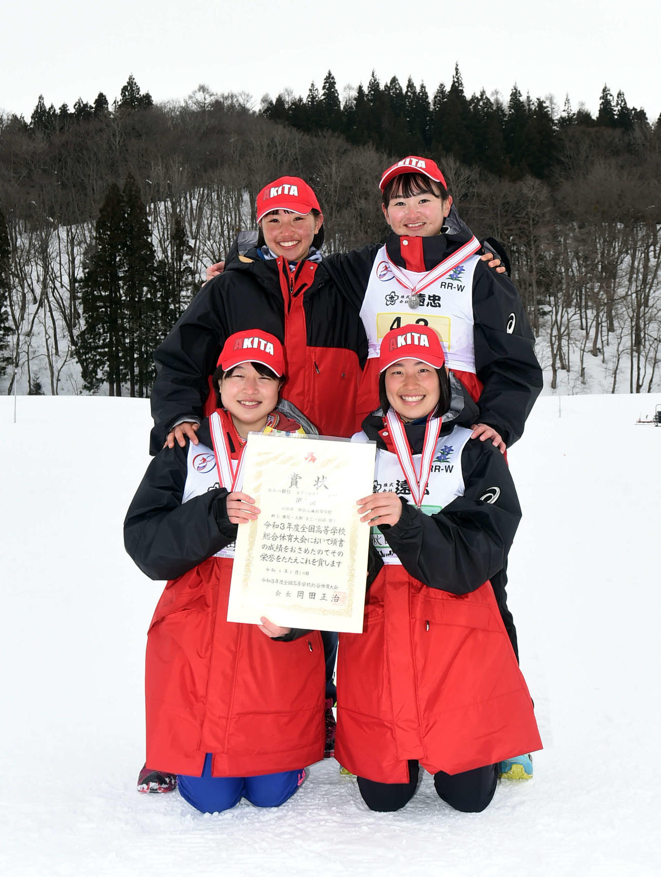 女子距離15キロリレーで準優勝し笑顔を見せる秋田北鷹の前列左から畔上、大野、後列左から近藤、山田（撮影・相沢孔志）