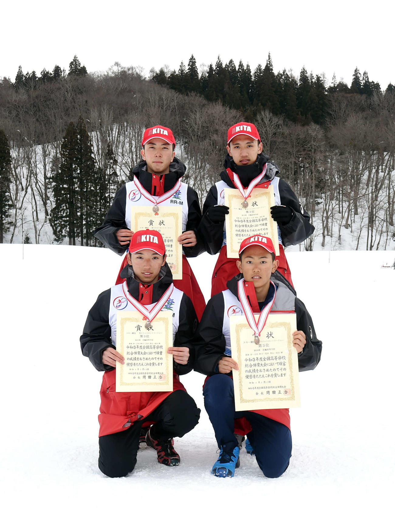 男子距離40キロリレーで3位入賞した花輪の前列左から高畑、古田、後列左から石井、成田