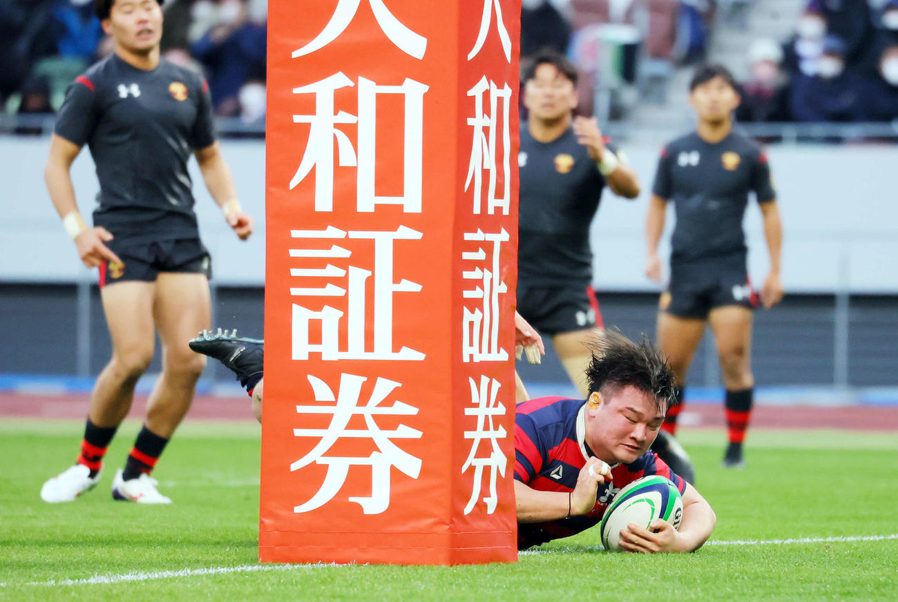 大学選手権準決勝でトライを決める京産大プロップ平野（2022年1月2日撮影）