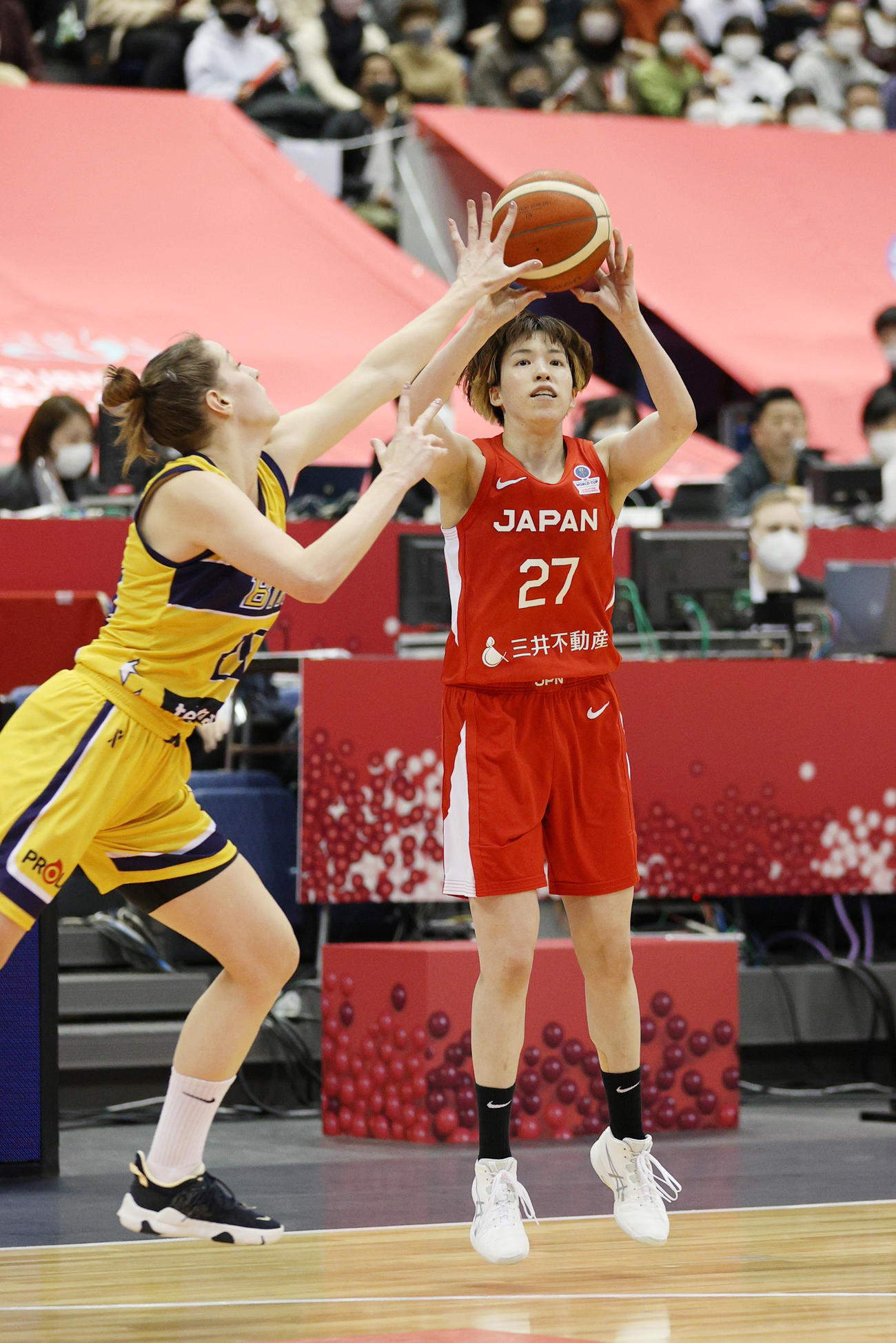 第2クオーター、3点シュートを決める林咲希（右）（代表撮影）