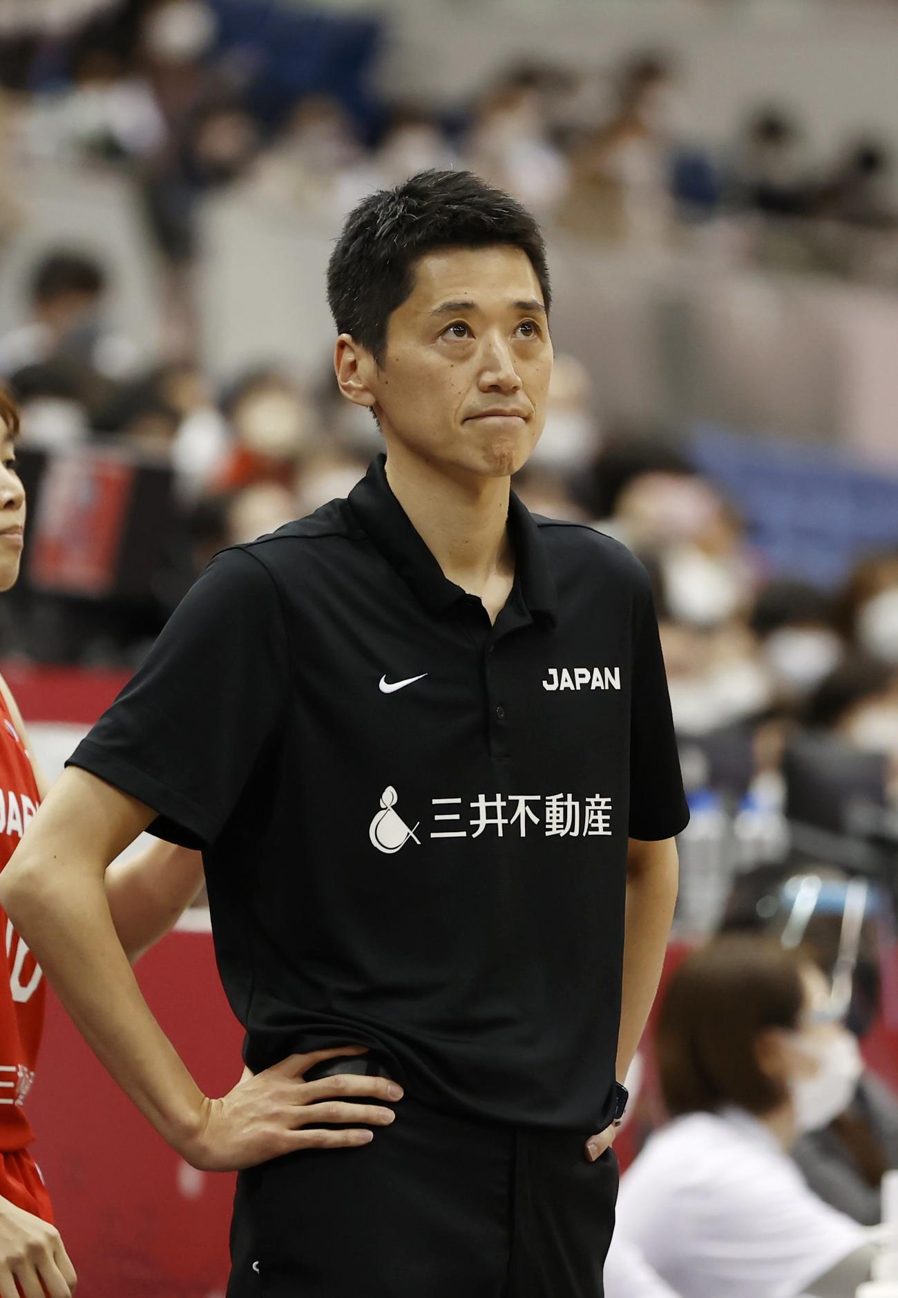 試合を見守る恩塚亨監督（代表撮影）