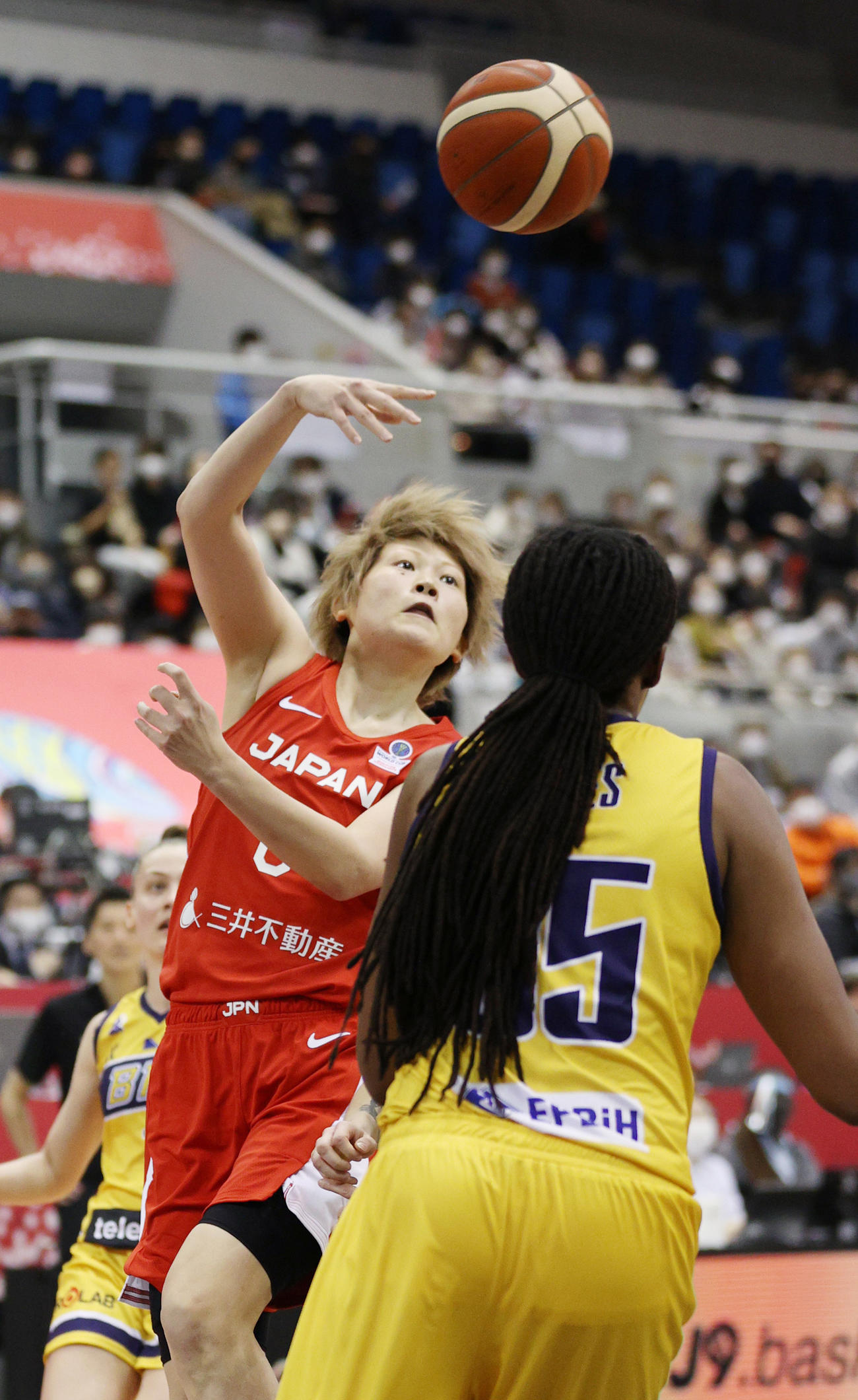 第2クオーター、パスを出す高田真希（代表撮影）