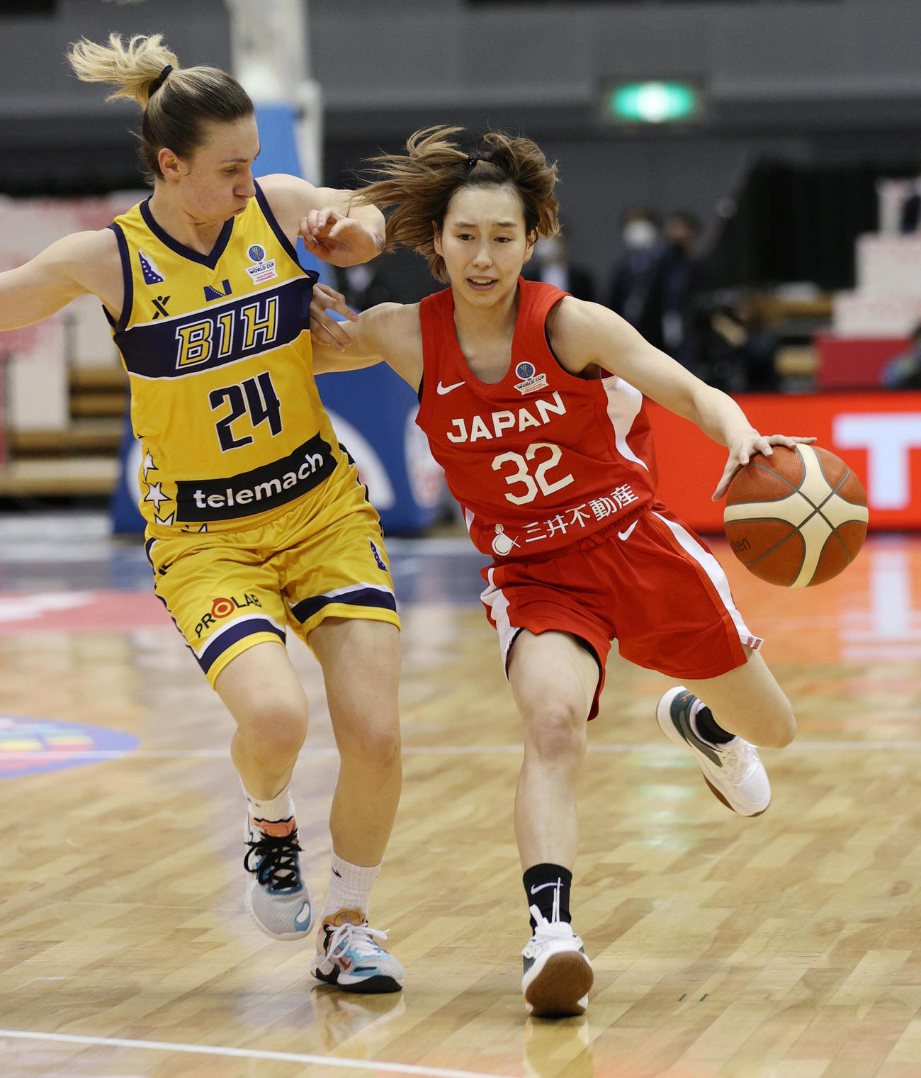 スケットボール女子W杯予選、第2クオーター、攻め込む宮崎早織（右）＝13日、大阪・おおきにアリーナ舞洲（代表撮影）