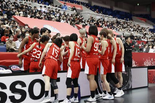 試合を前に円陣組む日本代表（代表撮影）