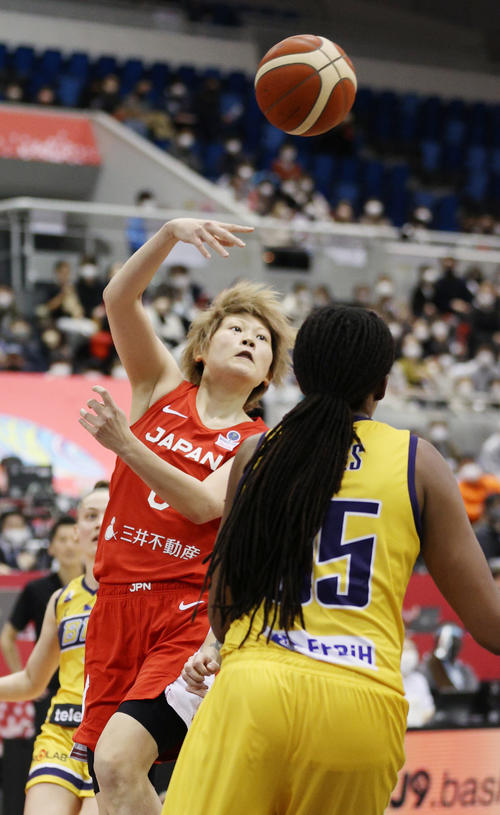第2クオーター、パスを出す高田真希（代表撮影）