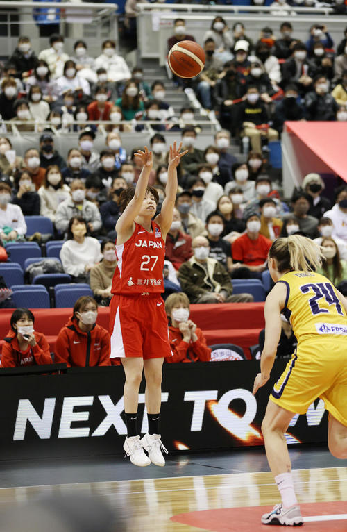 第1クオーター、3点シュートを決める林咲希