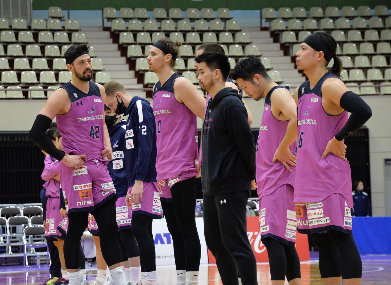 福島対愛媛　連勝が途絶え、肩を落とす福島ファイヤーボンズ（撮影・濱本神威）