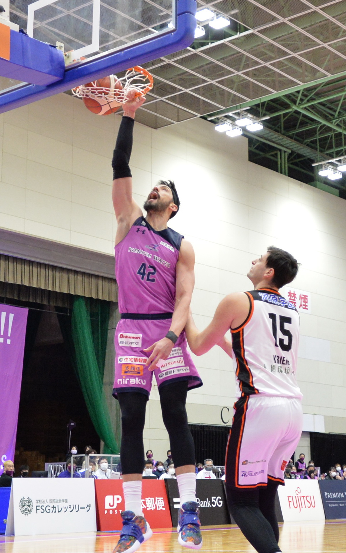 福島対愛媛　第1Q、ダンクシュートを決めるB2福島のジェイソン・ウォッシュバーン（撮影・濱本神威）