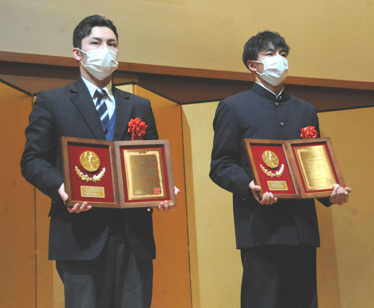 スポーツグランプリを受賞した開志学園・増田祐士（左）と新潟明訓・鈴木大翼