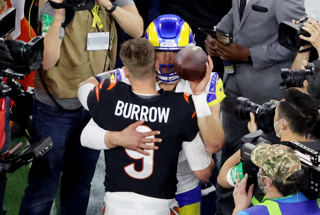 試合が決まり抱き合うラムズQBスタッフォードとベンガルズQBバロウ（ロイター）