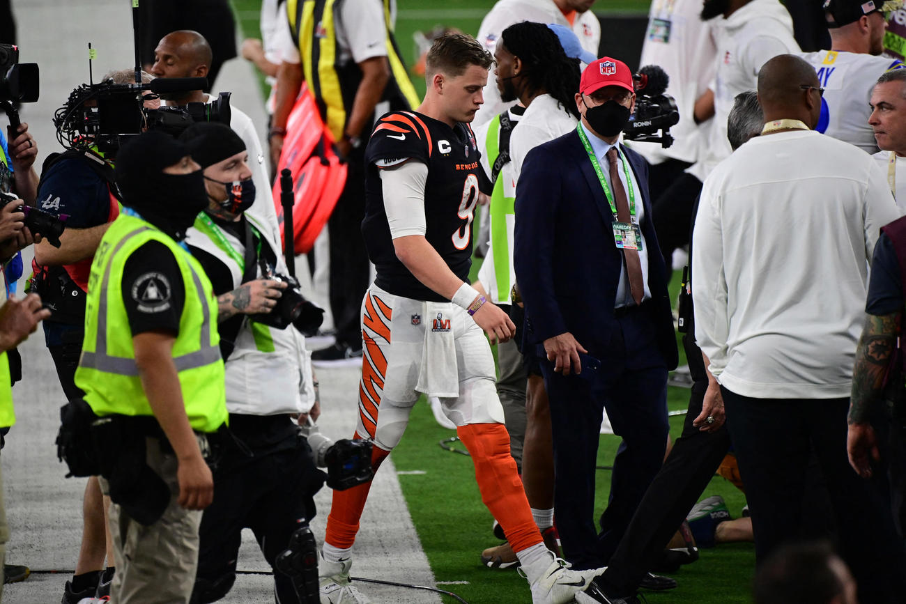 ラムズに敗れフィールドを去るベンガルズQBバロウ（ロイター＝USA TODAY Sports）