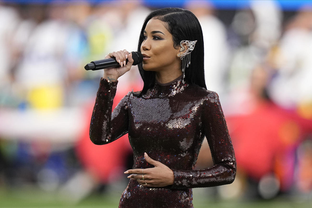 スーパーボウル試合前に「America the Beautiful」を披露するジェネイ・アイコ（AP）