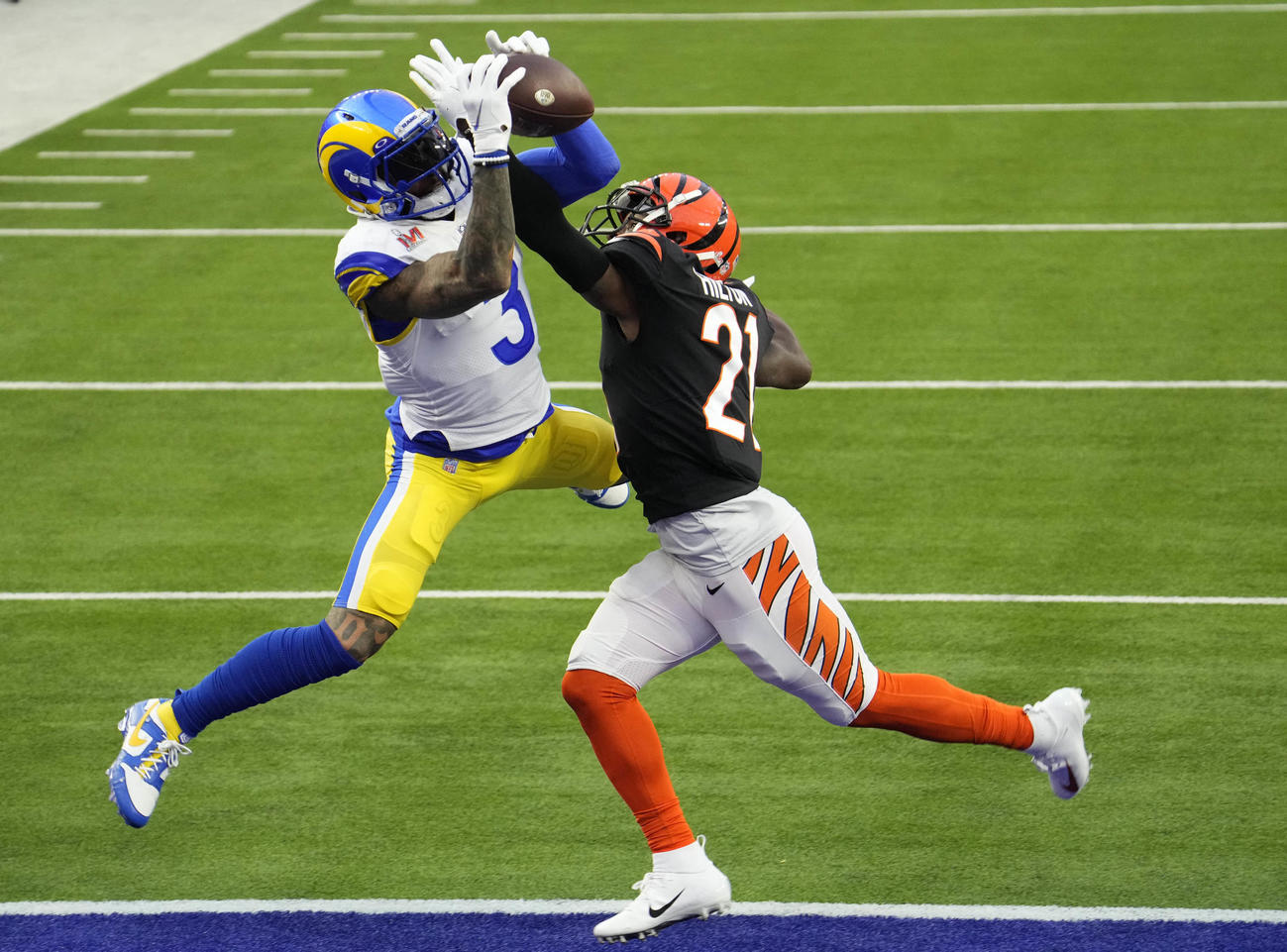 タッチダウンパスを受けたラムズのオデル・ベッカム（左）（ロイター＝USA TODAY Sports）