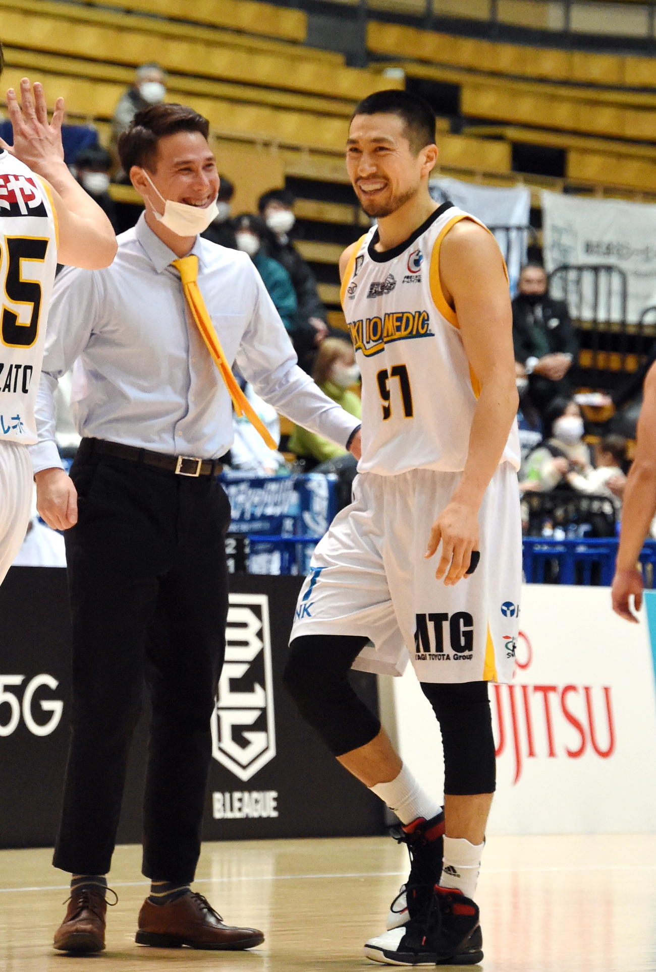 第4Q、タイムアウトで藤田HC（左）に笑顔で迎えられる片岡
