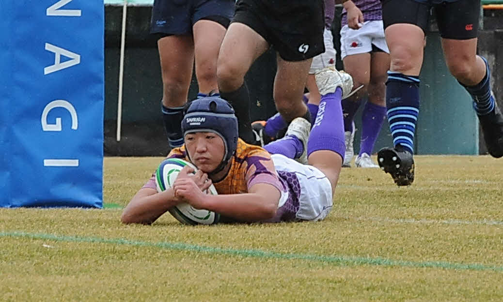 前半29分に中央へトライする浜松工の市川