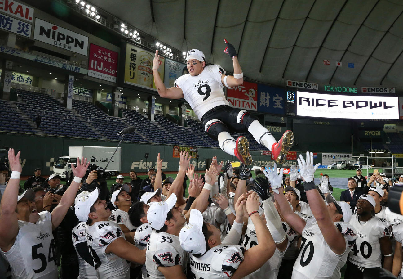 19年1月3日、関学大対富士通　3連覇を達成してチームメートから胴上げされる富士通の宜本主将