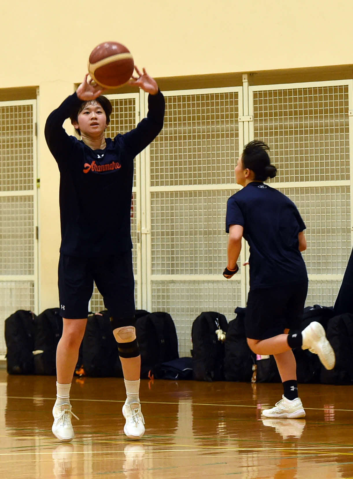 精度の高い3点シュートを放つ小沢