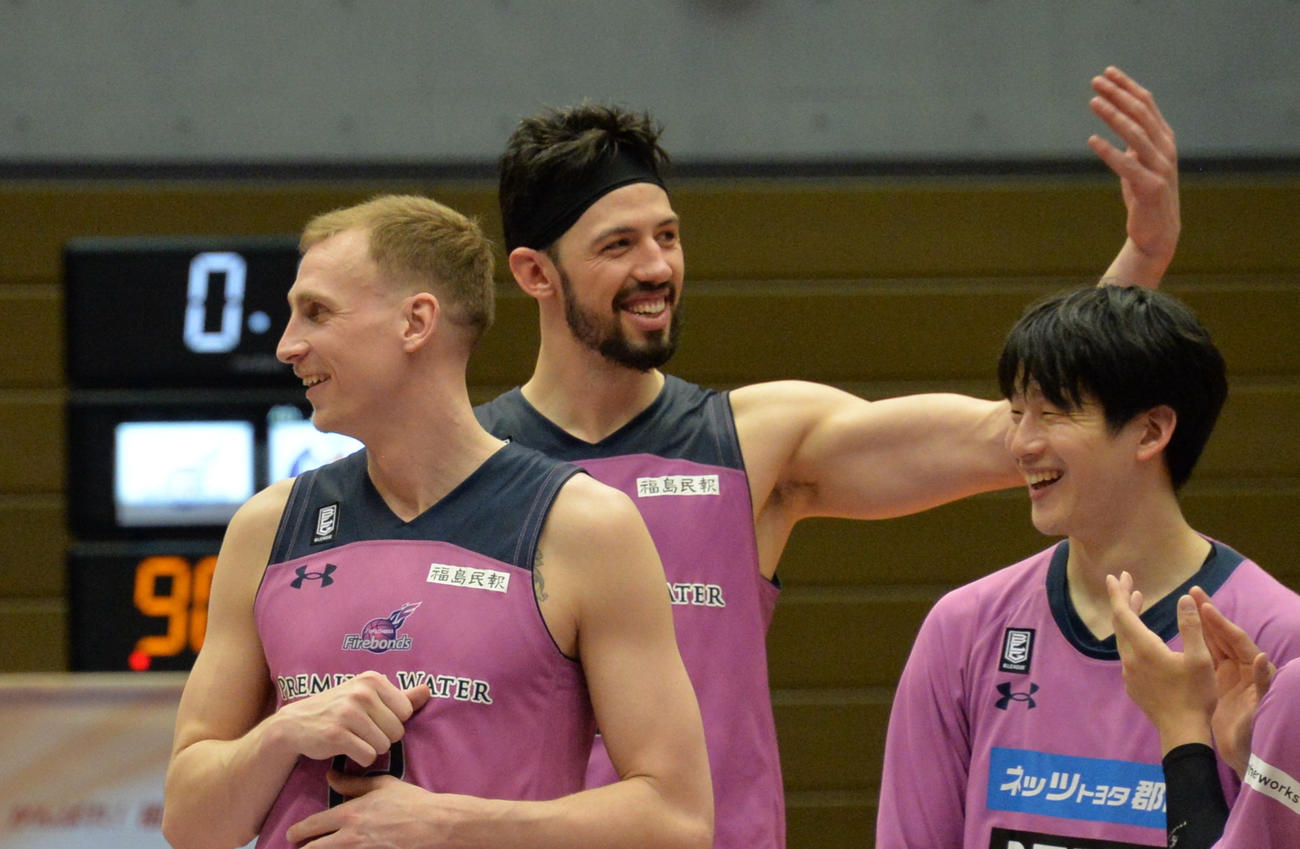 山形に勝利し笑顔を見せるウォシュバーン（中央）ら福島の選手たち