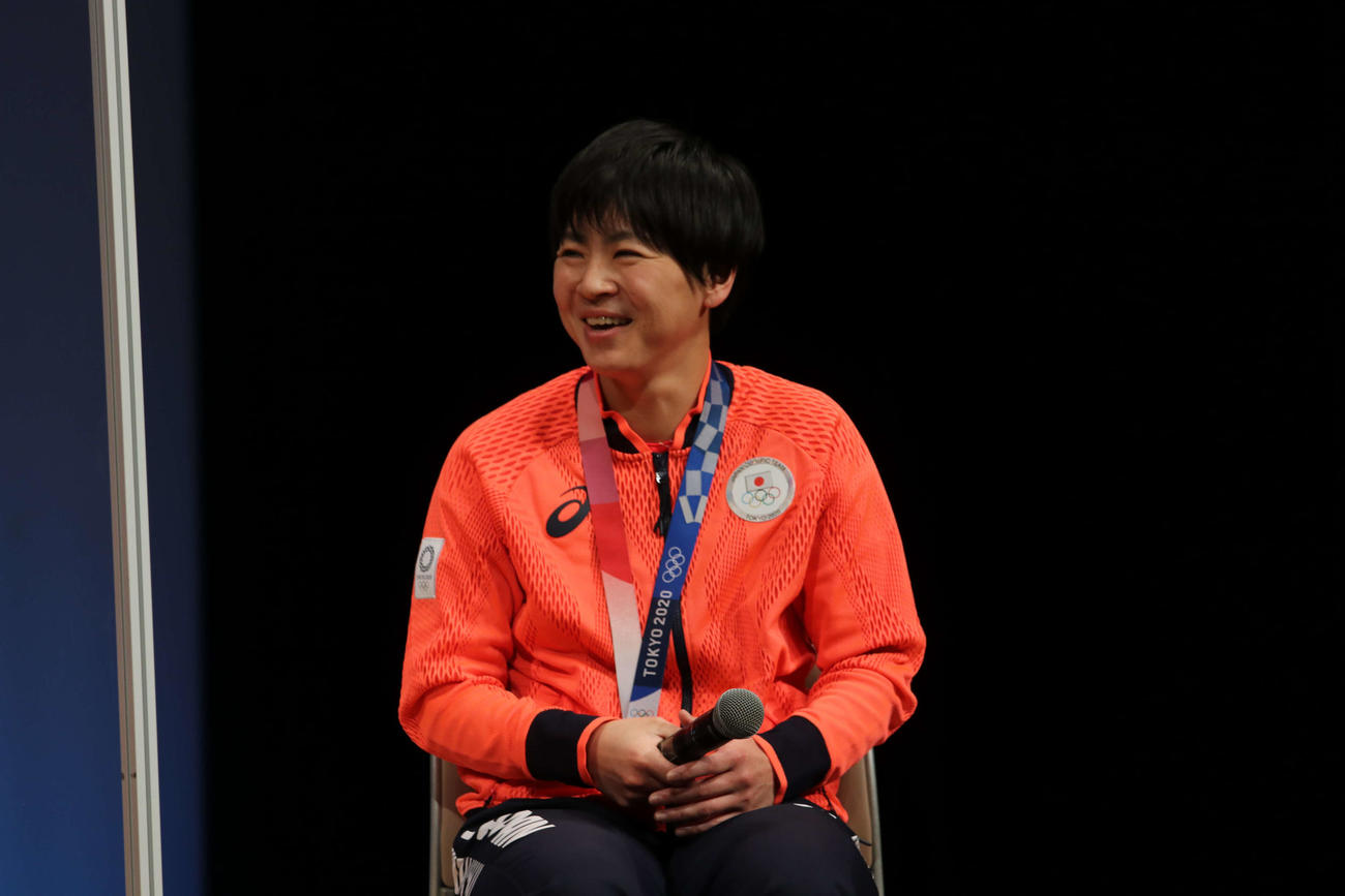 トークセッションで笑顔を見せる山本優（撮影・小林憲治）