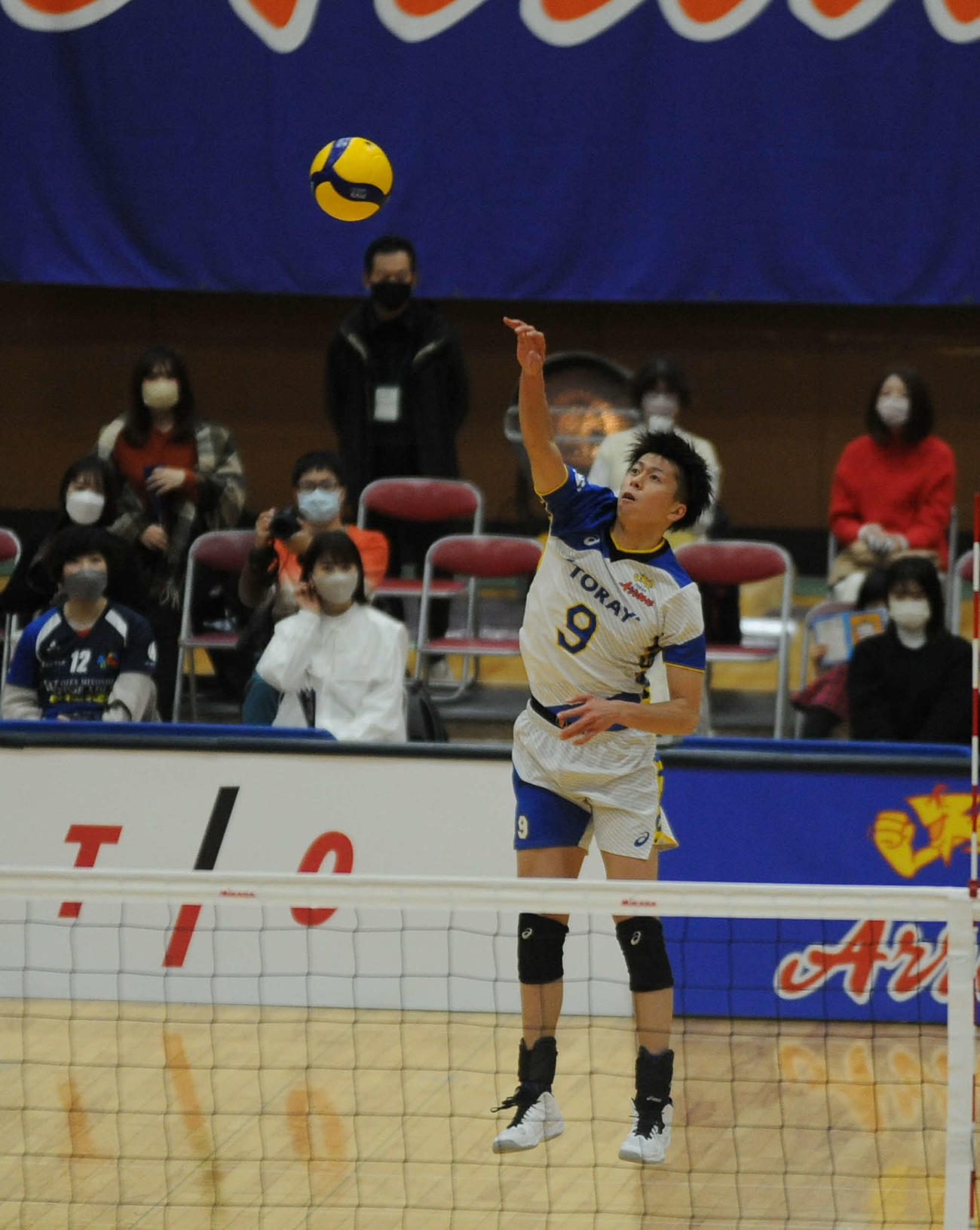 サーブする東レの富田