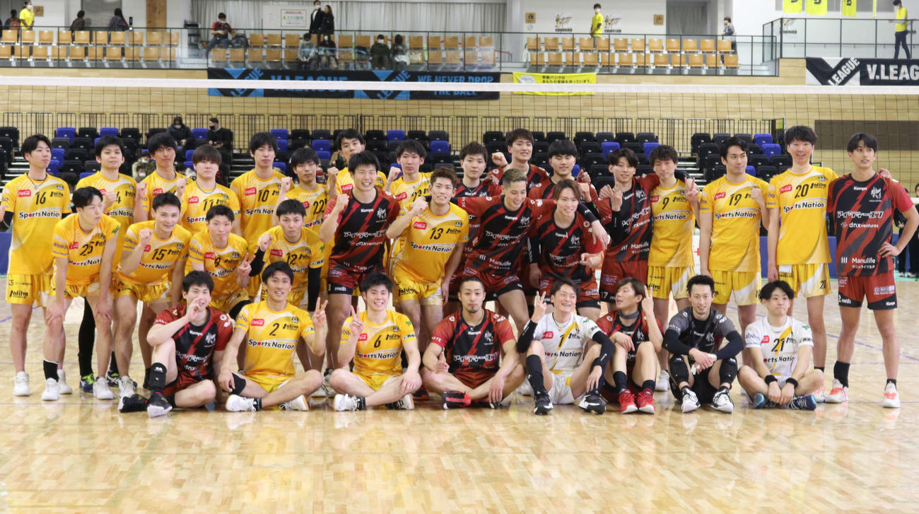 北海道ダービーを終え記念撮影を行う両チームの選手（撮影・小林憲治）