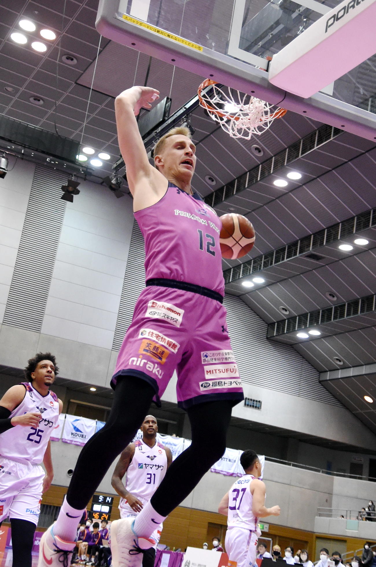 後半、ワンハンドダンクを決めるアレックス・マーフィー（撮影・山田愛斗）