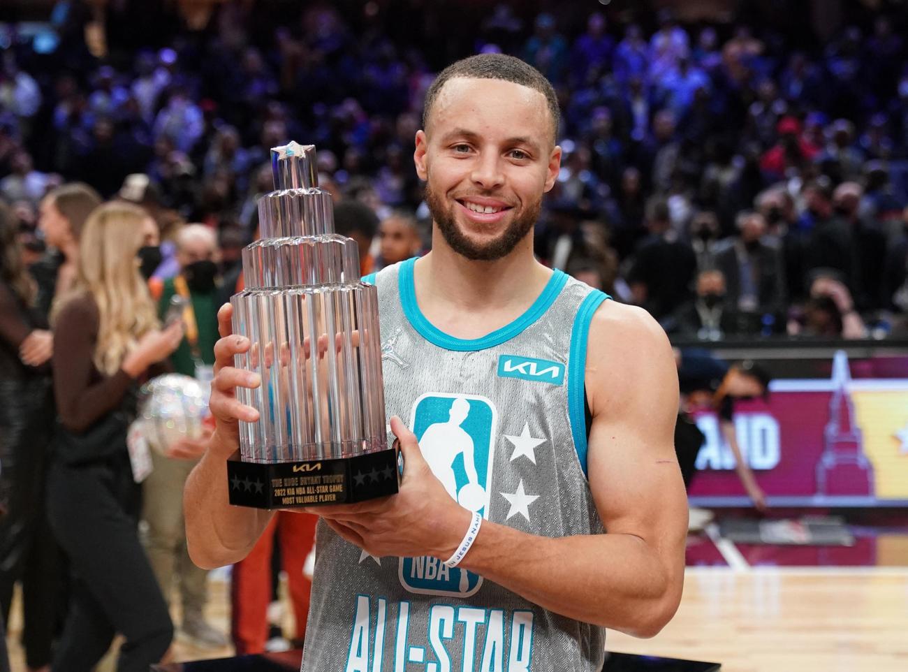 NBAオールスター　MVPに輝いたチーム・レブロンのカリー（ロイター）