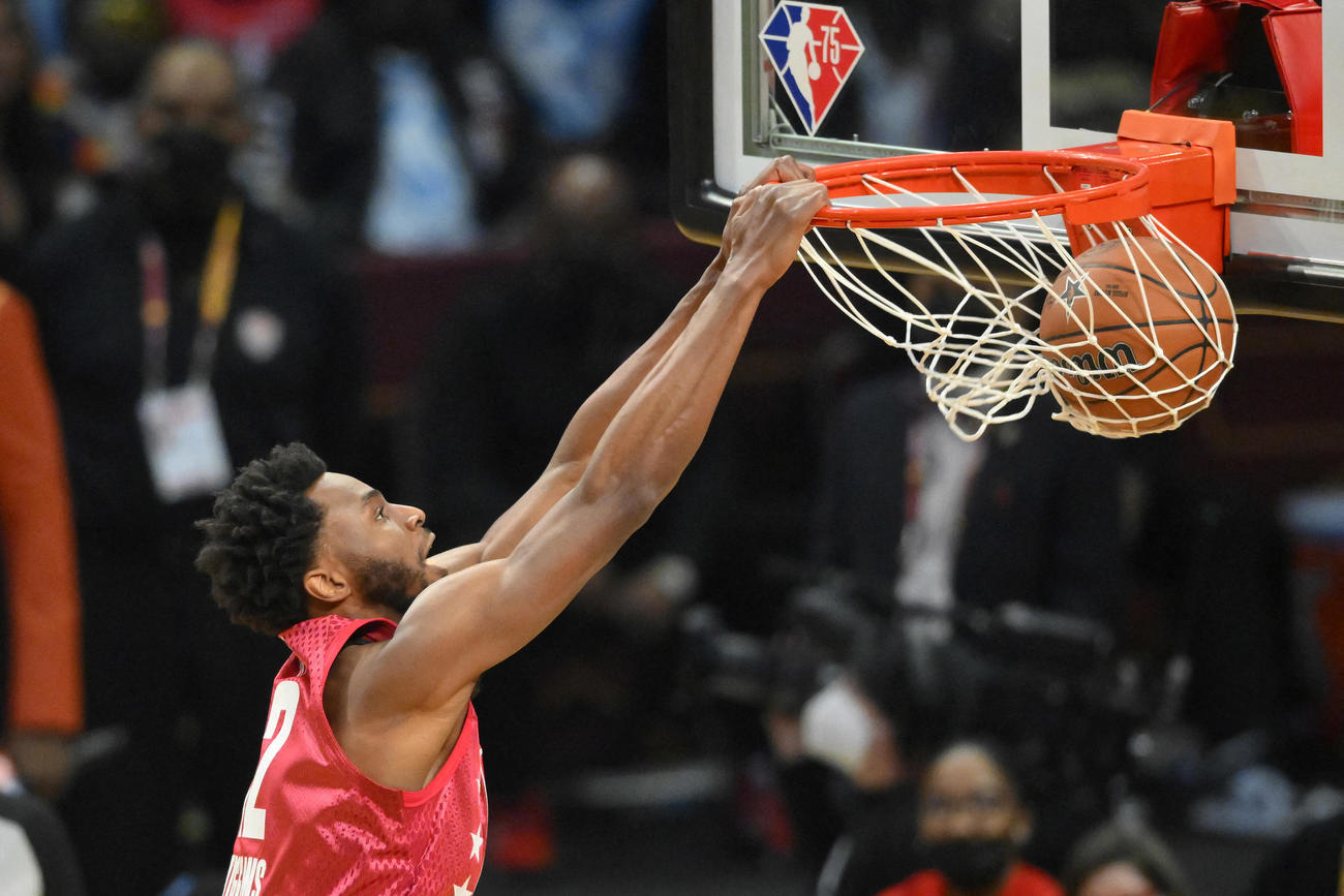 NBAオールスター　ダンクシュートを決めるウィギンズ（ロイター）