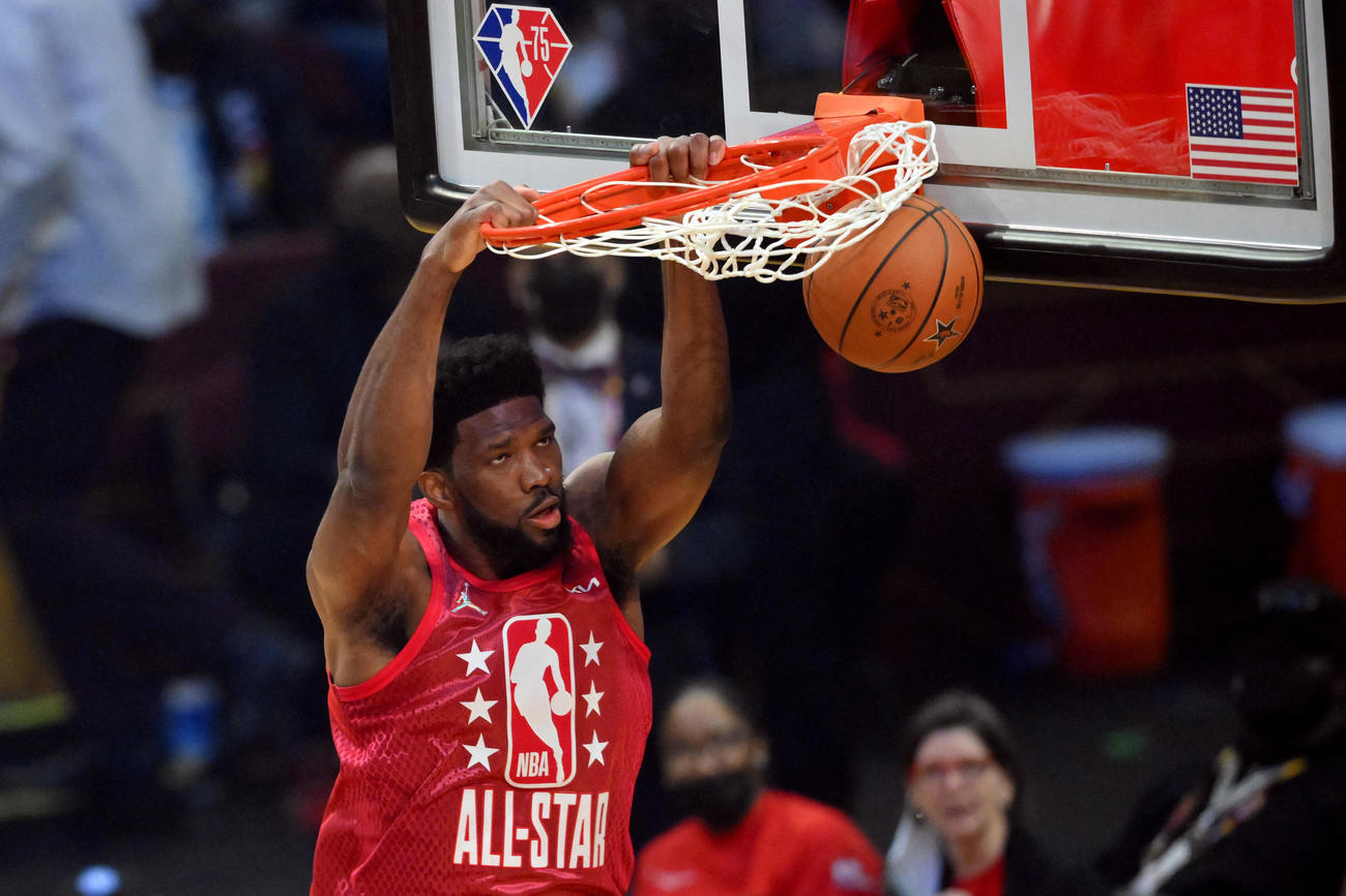 NBAオールスター　ダンクシュートを決めるエンビード（ロイター）