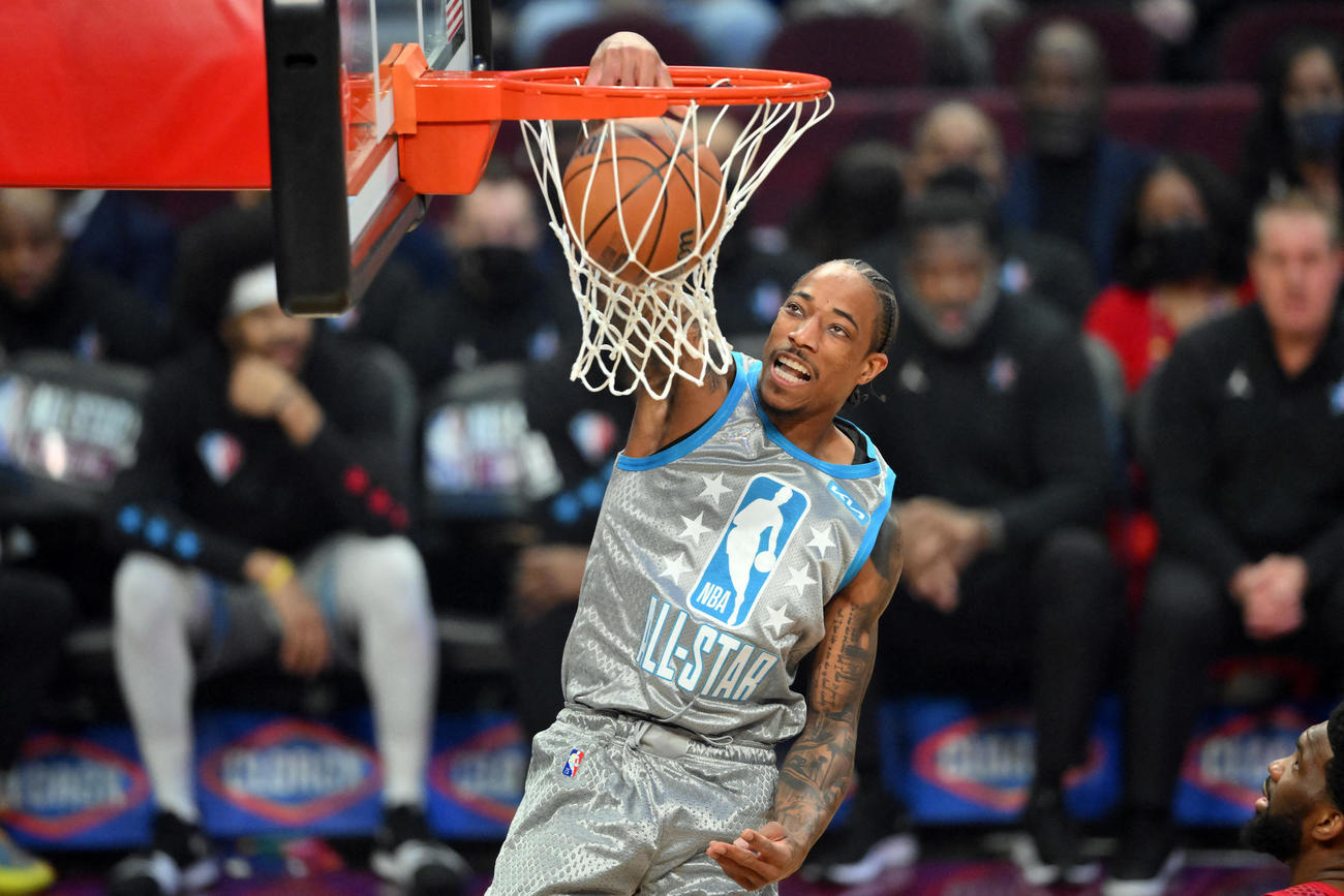 NBAオールスター　ワンハンドダンクを決めるデローザン（ロイター）