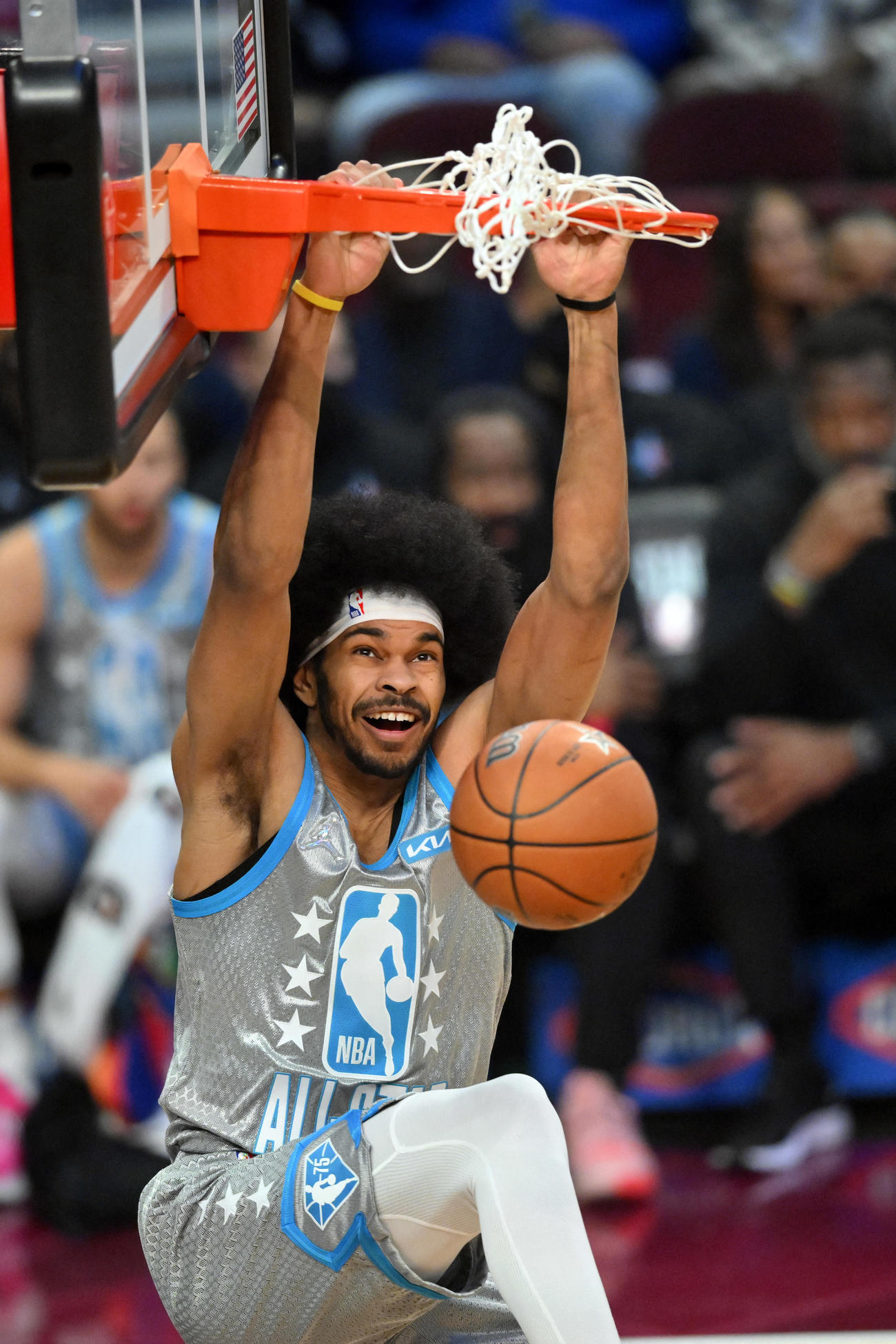 NBAオールスター　ダンクシュートを決めるアレン（ロイター）
