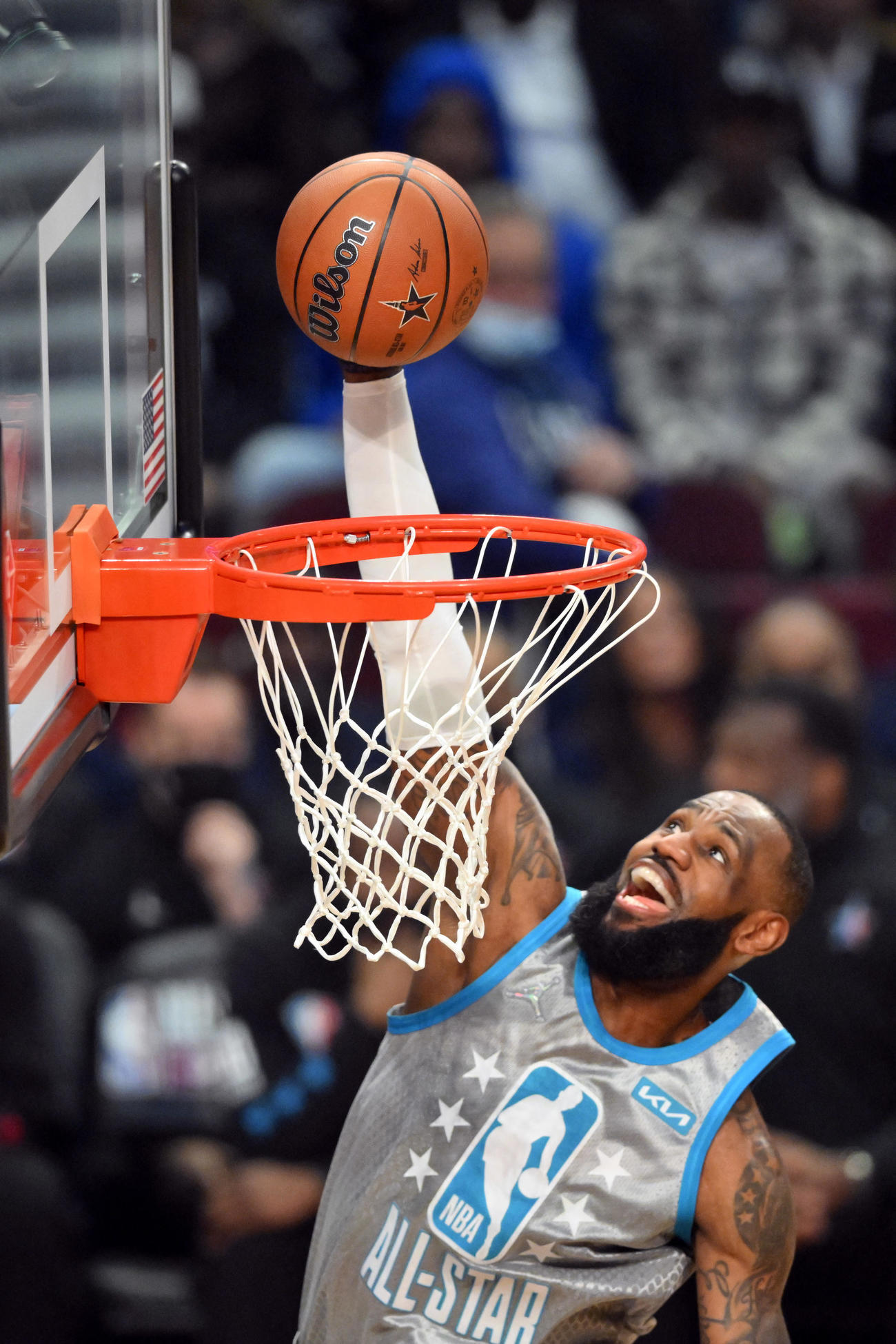 NBAオールスター　ワンハンドダンクを決めるジェームズ（ロイター）