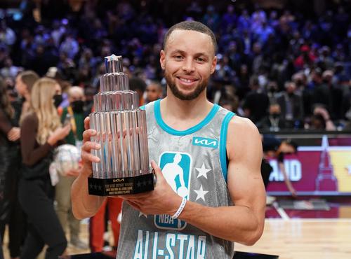 NBAオールスター　MVPに輝いたチーム・レブロンのカリー（ロイター）