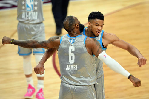 NBAオールスター　決勝点を挙げたジェームズ（左）は、アデトクンボと胸を突き合わせ喜ぶ（ロイター）
