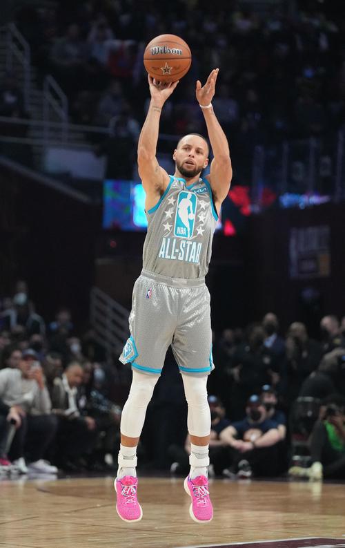 NBAオールスター　シュートを決めるカリー（ロイター）