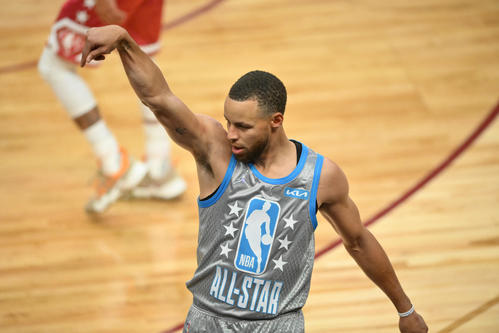 NBAオールスター　3点シュートを決めたカリー（ロイター）