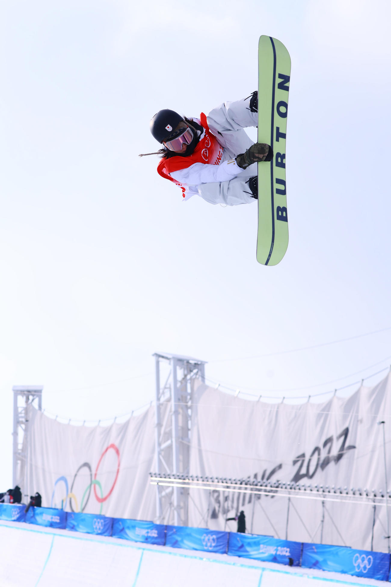 8日、北京五輪ハーフパイプ男子でエアを決める平野海