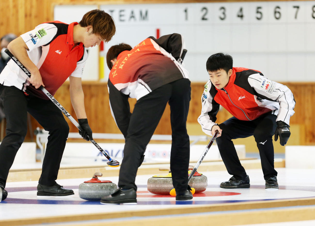 21年12月、世界選手権日本代表選考会のSC軽井沢クラブ戦に臨む常呂ジュニアの前田拓海（右端）ら