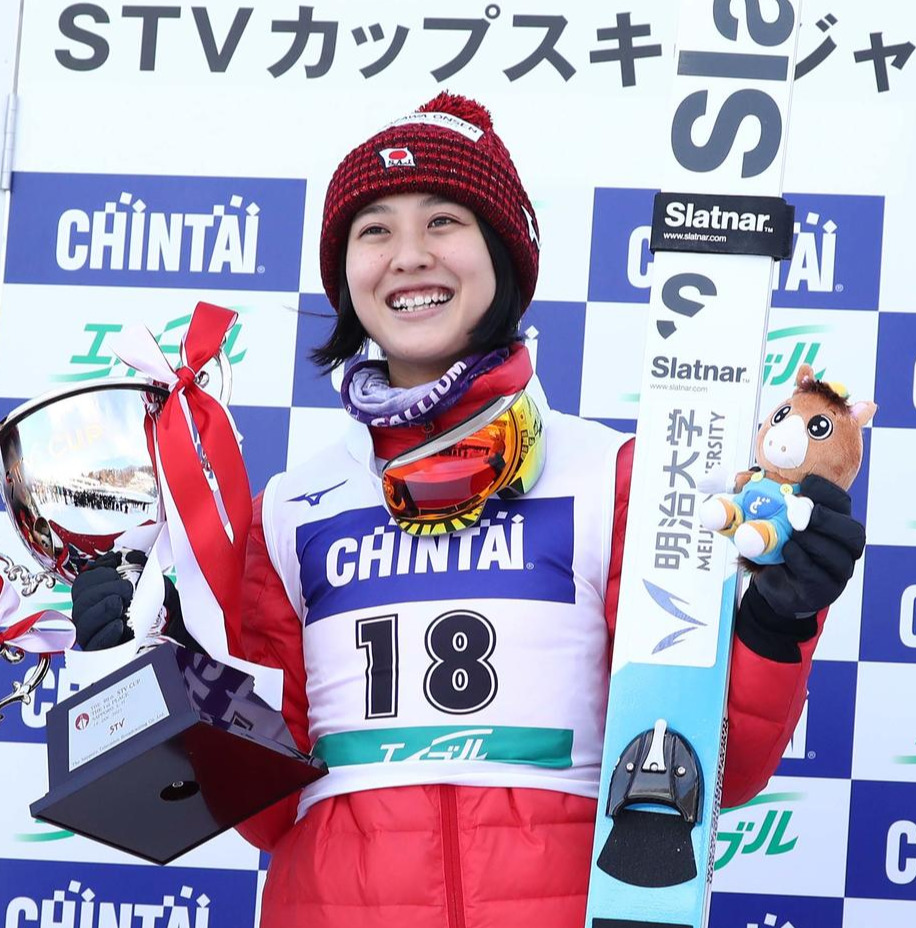 21年1月、STV杯の女子組で優勝し笑顔の丸山