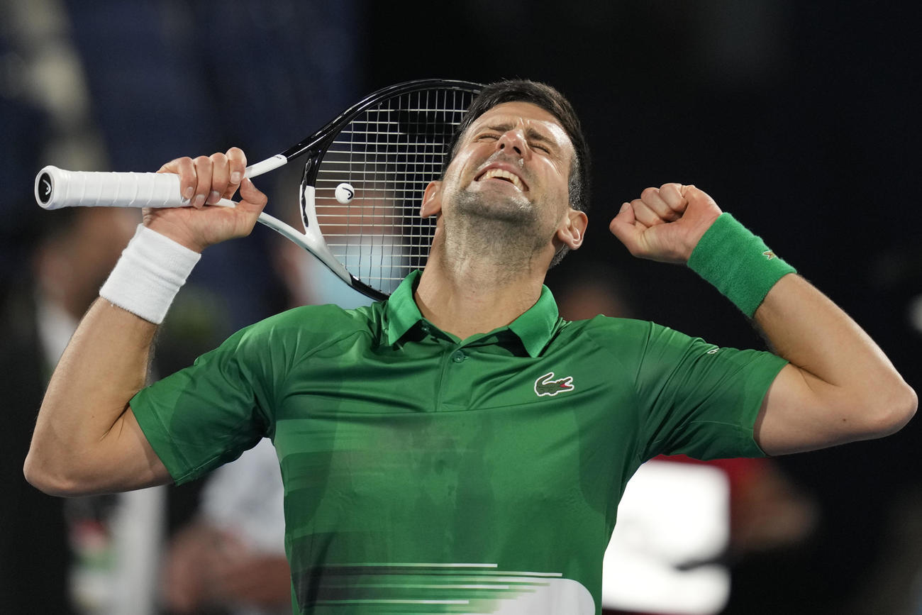 ドバイ選手権のシングルス１回戦に勝利し、喜ぶジョコビッチ（AP）