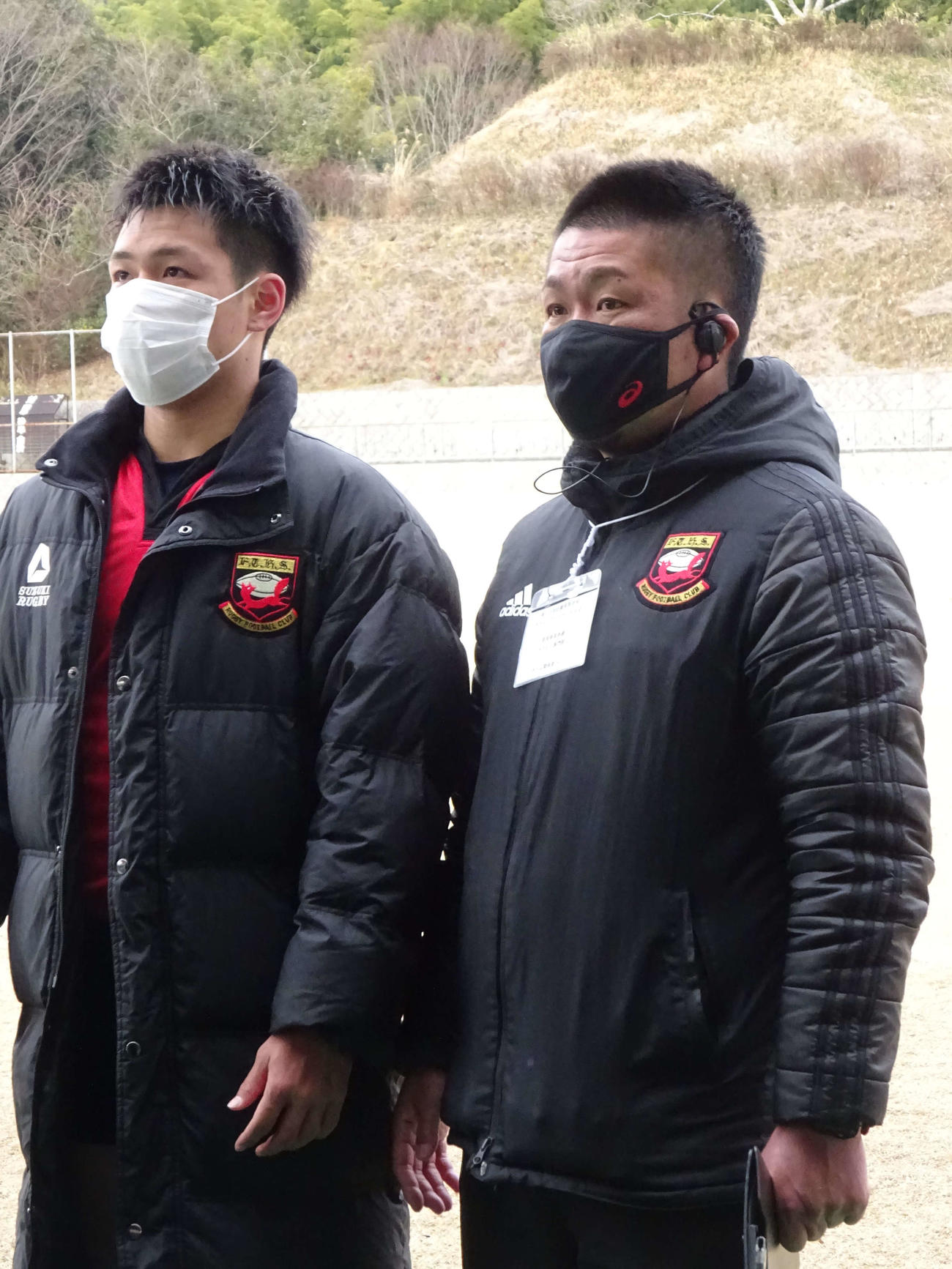 選抜出場権のかかった抽選に臨む京都工学院の石田一休主将（左）と大島淳史監督（撮影・加藤裕一）