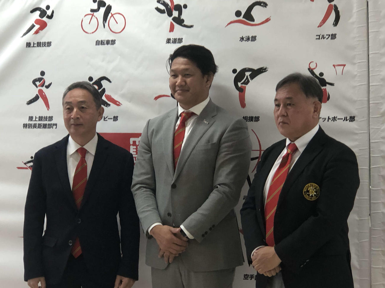 左から日大ラグビー部部長の平山氏、新HCに就任した菊谷氏、監督の中野氏（撮影・平山連）