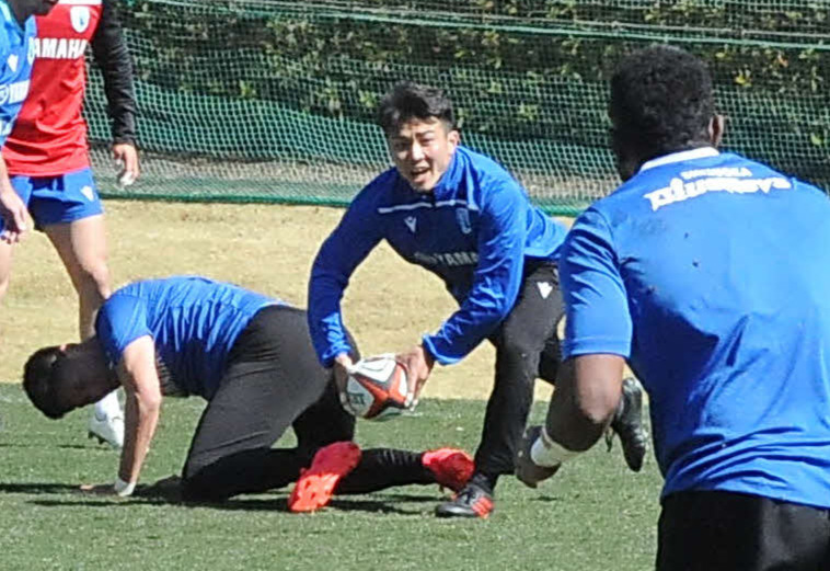 ボールをパスする静岡ブルーレヴズの田上（中央）
