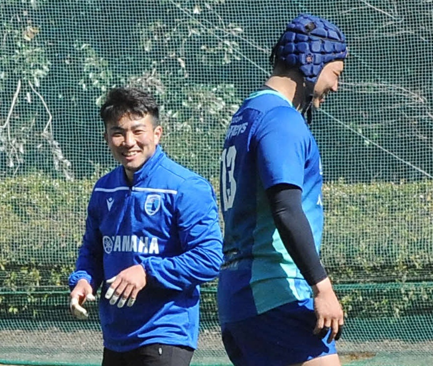 グラウンドで笑顔を見せる静岡ブルーレヴズの田上（左）