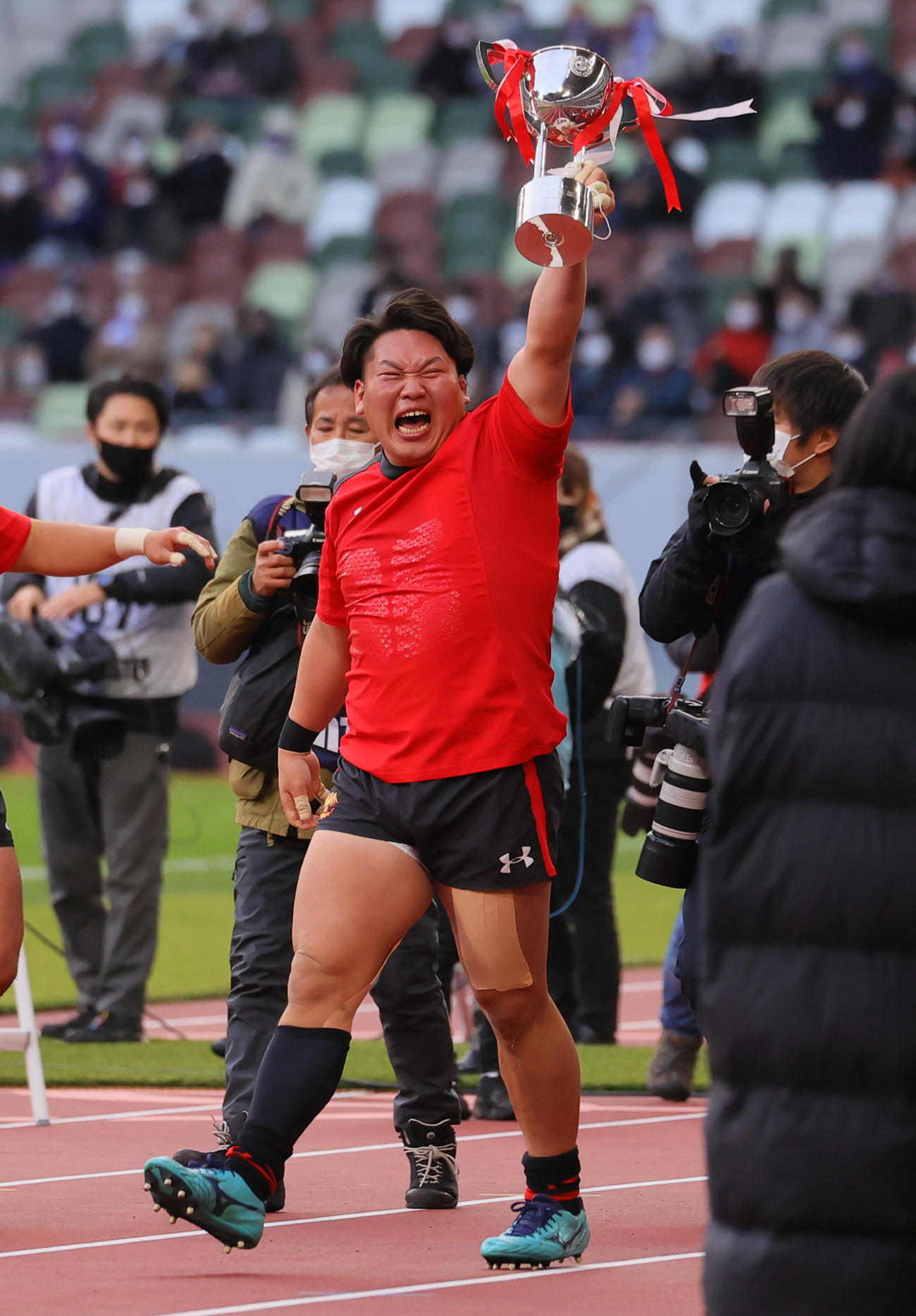 10度目の大学日本一を達成し優勝トロフィーを掲げる帝京大・細木主将（2022年1月9日撮影）